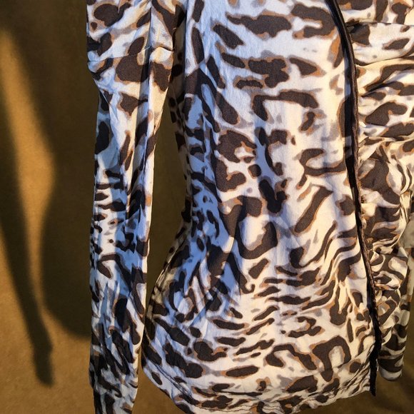 Leopard Print Fitted Top - Picture 5 of 8